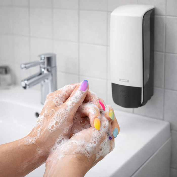 podajnik do mydła Katrin 77373 ręce.png