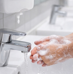 Ręce w pianie pod kranem.png.jpg